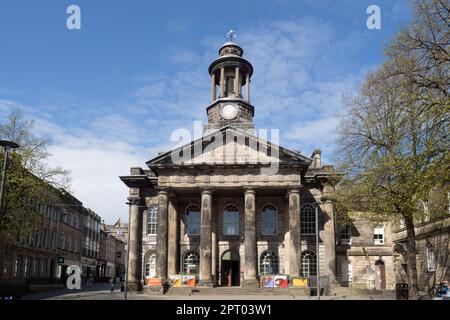 25.04.2023 Lancaster, Lancashire, Vereinigtes Königreich. Das Stadtmuseum befindet sich seit 1923 im ehemaligen Rathaus auf dem Marktplatz. Diese königliche Sandstein-Asche Stockfoto