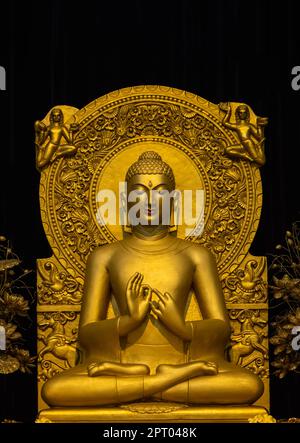 Gott buddha buddhishm Arts. buddha-Statue aus indischem Stein, goldfarben bemalt. Stockfoto