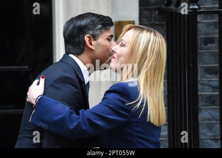 London, Großbritannien. 27. April 2023. Premierminister Rishi Sunak trifft sich mit Giorgia Meloni, dem italienischen Premierminister in der Downing Street, Credit: MARTIN DALTON/Alamy Live News Stockfoto