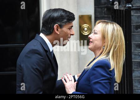 London, Großbritannien. 27. April 2023. Premierminister Rishi Sunak trifft sich mit Giorgia Meloni, dem italienischen Premierminister in der Downing Street, Credit: MARTIN DALTON/Alamy Live News Stockfoto