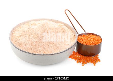 Linsenmehl in Schüssel und auf weiß isolierte Samen Stockfoto