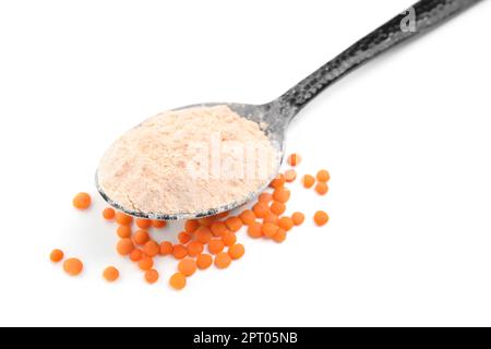 Löffel Linsenmehl und Körner auf weißem Hintergrund Stockfoto