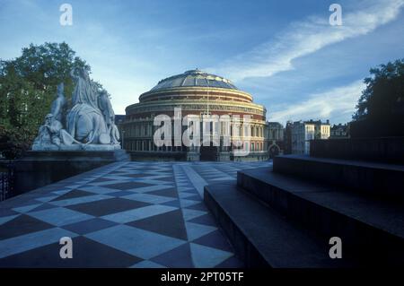 ROYAL ALBERT HALL VOM ALBERT MEMORIAL KENSINGTON GARDENS LONDON ENGLAND UK Stockfoto