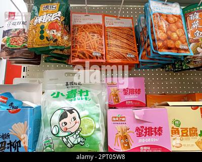 DUSCHANBE, TADSCHIKISTAN - 8. SEPTEMBER 2022: Verschiedene chinesische süße Snackpakete auf dem Ausstellungsregal im Supermarkt aus der Nähe. Stockfoto