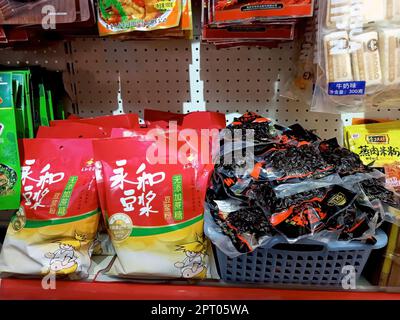 DUSCHANBE, TADSCHIKISTAN - 8. SEPTEMBER 2022: Verschiedene chinesische süße Snackpakete auf dem Ausstellungsregal im Supermarkt aus der Nähe. Stockfoto