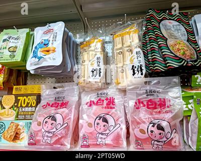 DUSCHANBE, TADSCHIKISTAN - 8. SEPTEMBER 2022: Verschiedene chinesische süße Snackpakete auf dem Ausstellungsregal im Supermarkt aus der Nähe. Stockfoto