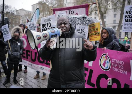 London/UK, 27. April 2023. Antifaschistische Demonstranten versammelten sich vor der Downing Street, während die italienische Premierministerin Giorgia Meloni mit ihrem britischen Amtskollegen Rishi Sunak zusammentraf. Mit zielt darauf ab, engere Beziehungen zwischen den beiden Ländern zu schaffen und das Problem der Asylbewerber anzugehen. Aubrey Fagon/Alamy Live News Stockfoto