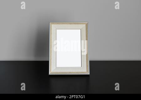 Bildmodell auf grauer Wand Stockfoto