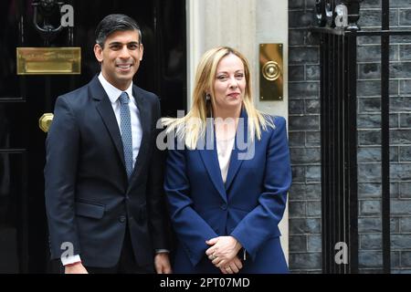 London, Großbritannien. 27. April 2023. Premierminister Rishi Sunak trifft sich mit Giorgia Meloni, dem italienischen Premierminister in der Downing Street, Credit: MARTIN DALTON/Alamy Live News Stockfoto