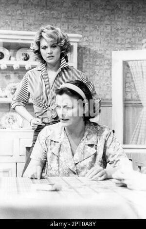 Amanda Redman (Meg Magrath - hinten), Brenda Blethyn (Lenny Magrath - vorne) in CRIMES OF THE HEART von Beth Henley am Bush Theatre, London W12 18/05/1983 Design: Poppy Mitchell Regisseur: Simon Stokes Stockfoto