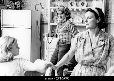 l-r: Wendy Morgan (Babe Botrelle), Amanda Redman (Meg Magrath), Brenda Blethyn (Lenny Magrath) in CRIMES OF THE HEART by Beth Henley at the Bush Theatre, London W12 18/05/1983 Design: Poppy Mitchell Regisseur: Simon Stokes Stockfoto