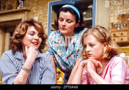 l-r: Amanda Redman (Meg Magrath), Brenda Blethyn (Lenny Magrath), Wendy Morgan (Babe Botrelle) in CRIMES OF THE HEART by Beth Henley at the Bush Theatre, London W12 18/05/1983 Design: Poppy Mitchell Regisseur: Simon Stokes Stockfoto