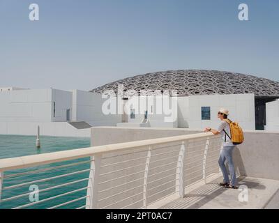 Abu Dhabi, Vereinigte Arabische Emirate - 21. März 2023 : weibliche Reisende in der Nähe des Louvre in Abu Dhabi, Vereinigte Arabische Emirate. Der Louvre ist ein neues Museum in den Vereinigten Arabischen Emiraten, das am 8. 2017. November eröffnet wurde Stockfoto