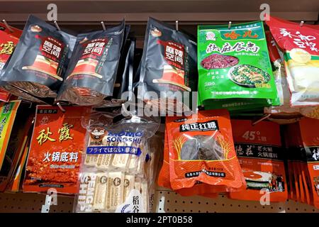 DUSCHANBE, TADSCHIKISTAN - 8. SEPTEMBER 2022: Verschiedene chinesische Snackpakete auf dem Ausstellungsregal im Supermarkt aus der Nähe. Stockfoto