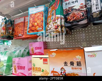 DUSCHANBE, TADSCHIKISTAN - 8. SEPTEMBER 2022: Verschiedene chinesische Snackpakete auf dem Ausstellungsregal im Supermarkt aus der Nähe. Stockfoto