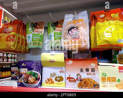 DUSCHANBE, TADSCHIKISTAN - 8. SEPTEMBER 2022: Verschiedene chinesische Snackpakete auf dem Ausstellungsregal im Supermarkt aus der Nähe. Stockfoto