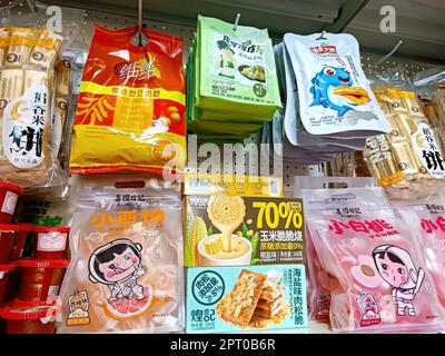 DUSCHANBE, TADSCHIKISTAN - 8. SEPTEMBER 2022: Verschiedene chinesische süße Snackpakete auf dem Ausstellungsregal im Supermarkt aus der Nähe. Stockfoto
