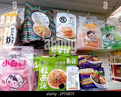 DUSCHANBE, TADSCHIKISTAN - 8. SEPTEMBER 2022: Verschiedene chinesische Snackpakete auf dem Ausstellungsregal im Supermarkt aus der Nähe. Stockfoto