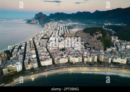 Blick aus der Vogelperspektive auf Copacabana Beach und Ipanema District in Rio de Janeiro, Brasilien Stockfoto
