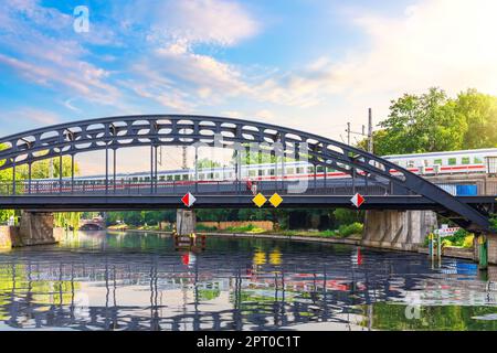 Deutsche Eisenbahn über die Spree, schönes, sonniges Bild des modernen Berlin, Deutschland. Stockfoto