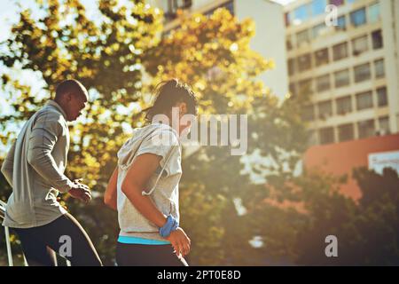 Das einzig schlechte Training war eines, das Sie nicht gemacht haben. Ein junges, sportliches Paar, das zusammen joggt Stockfoto