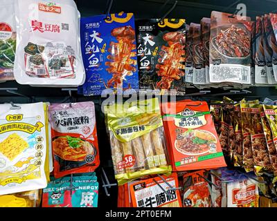 DUSCHANBE, TADSCHIKISTAN - 8. SEPTEMBER 2022: Verschiedene chinesische Snackpakete auf dem Ausstellungsregal im Supermarkt aus der Nähe. Stockfoto