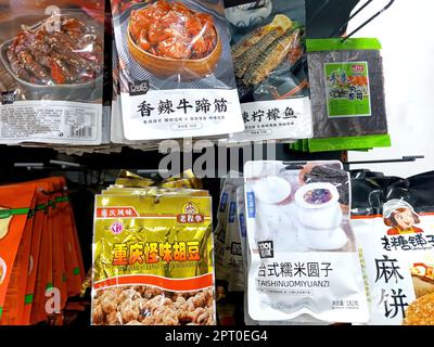 DUSCHANBE, TADSCHIKISTAN - 8. SEPTEMBER 2022: Verschiedene chinesische Snackpakete auf dem Ausstellungsregal im Supermarkt aus der Nähe. Stockfoto