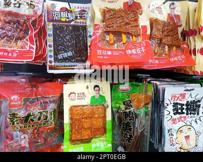 DUSCHANBE, TADSCHIKISTAN - 8. SEPTEMBER 2022: Verschiedene chinesische Snackpakete auf dem Ausstellungsregal im Supermarkt aus der Nähe. Stockfoto