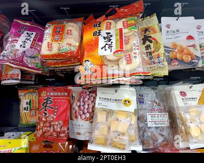 DUSCHANBE, TADSCHIKISTAN - 8. SEPTEMBER 2022: Verschiedene chinesische süße Snackpakete auf dem Ausstellungsregal im Supermarkt aus der Nähe. Stockfoto