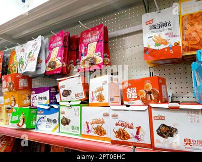 DUSCHANBE, TADSCHIKISTAN - 13. AUGUST 2022: Verschiedene chinesische Snackpakete auf dem Ausstellungsregal im Supermarkt aus der Nähe. Stockfoto