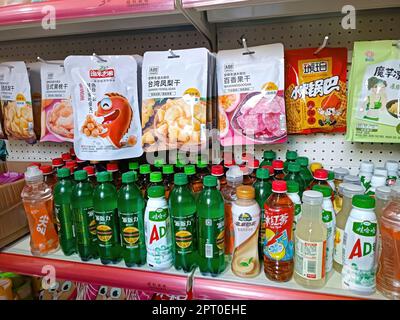 DUSCHANBE, TADSCHIKISTAN - 8. SEPTEMBER 2022: Verschiedene chinesische süße Snackpakete und Getränkeflaschen auf dem Ausstellungsregal im Supermarkt aus der Nähe. Stockfoto