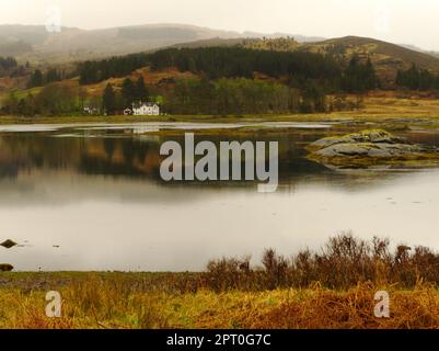 Reflexionen über einen Leth Fhonn, der auf Ben More auf der Insel Mull zusteuert Stockfoto