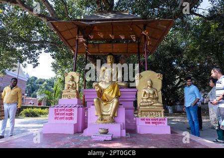 Gott buddha buddhishm Arts. buddha-Statue aus indischem Stein, goldfarben bemalt. Stockfoto