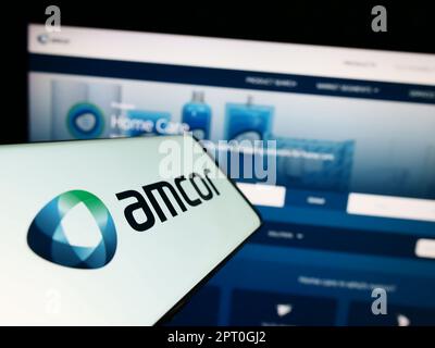 Smartphone mit Logo des Verpackungsunternehmens Amcor plc auf dem Bildschirm vor der Business-Website. Konzentrieren Sie sich auf die Mitte des Telefondisplays. Stockfoto