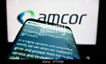 Mobiltelefon mit Webseite des Verpackungsunternehmens Amcor plc auf dem Bildschirm vor dem Firmenlogo. Fokus auf oberer linker Seite des Telefondisplays. Stockfoto