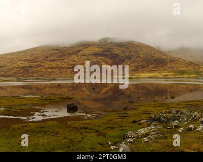 Reflexionen über einen Leth Fhonn, der auf Ben More auf der Insel Mull zusteuert Stockfoto