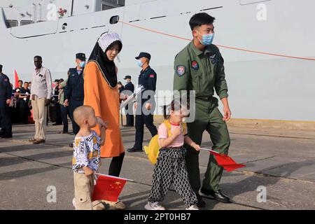 Peking, China. 26. April 2023. Die Leute werden am 26. April 2023 an Bord eines Schiffes in einem Hafen geführt. Zwei chinesische Marineschiffe haben erfolgreich eine erste Gruppe von 678 Personen aus dem Sudan evakuiert, die gegen 3 Uhr im saudiarabischen Hafen von Dschidda eintrafen Donnerstag, Pekinger Zeit, laut einer offiziellen Erklärung. Kredit: Chen Pengfei/Xinhua/Alamy Live News Stockfoto