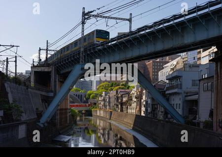 Tokio, Japan. 27. April 2023. Die U-Bahn überquert den Fluss Kanda im Zentrum von Tokio. (Foto: Stanislav Kogiku/SOPA Images/Sipa USA) Guthaben: SIPA USA/Alamy Live News Stockfoto