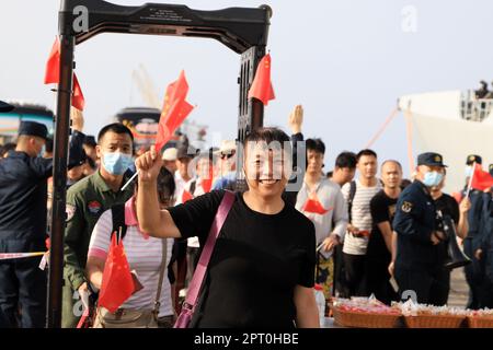 Peking, China. 26. April 2023. Leute werden registriert und machen Sicherheitskontrollen, 26. April 2023. Zwei chinesische Marineschiffe haben erfolgreich eine erste Gruppe von 678 Personen aus dem Sudan evakuiert, die gegen 3 Uhr im saudiarabischen Hafen von Dschidda eintrafen Donnerstag, Pekinger Zeit, laut einer offiziellen Erklärung. Kredit: Liu Qingyao/Xinhua/Alamy Live News Stockfoto