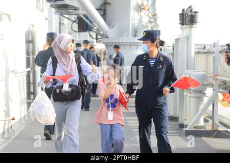 Peking, China. 26. April 2023. Mitarbeiter gehen an Bord des umfassenden Versorgungsschiffs Weishanhu, 26. April 2023. Zwei chinesische Marineschiffe haben erfolgreich eine erste Gruppe von 678 Personen aus dem Sudan evakuiert, die gegen 3 Uhr im saudiarabischen Hafen von Dschidda eintrafen Donnerstag, Pekinger Zeit, laut einer offiziellen Erklärung. Kredit: Ding Jiaxing/Xinhua/Alamy Live News Stockfoto