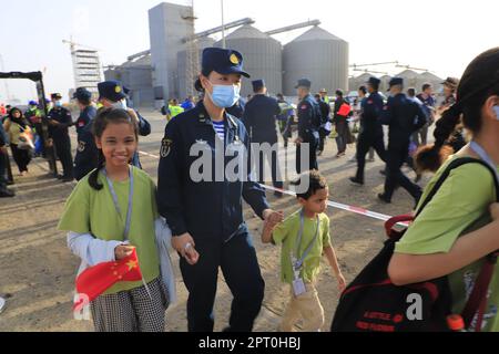 Peking, China. 26. April 2023. Die Leute werden am 26. April 2023 an Bord eines Schiffes in einem Hafen geführt. Zwei chinesische Marineschiffe haben erfolgreich eine erste Gruppe von 678 Personen aus dem Sudan evakuiert, die gegen 3 Uhr im saudiarabischen Hafen von Dschidda eintrafen Donnerstag, Pekinger Zeit, laut einer offiziellen Erklärung. Kredit: Ding Jiaxing/Xinhua/Alamy Live News Stockfoto