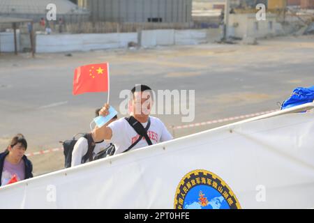 Peking, China. 26. April 2023. Mitarbeiter gehen an Bord des umfassenden Versorgungsschiffs Weishanhu, 26. April 2023. Zwei chinesische Marineschiffe haben erfolgreich eine erste Gruppe von 678 Personen aus dem Sudan evakuiert, die gegen 3 Uhr im saudiarabischen Hafen von Dschidda eintrafen Donnerstag, Pekinger Zeit, laut einer offiziellen Erklärung. Kredit: Liu Qingyao/Xinhua/Alamy Live News Stockfoto