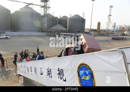 Peking, China. 26. April 2023. Mitarbeiter gehen an Bord des umfassenden Versorgungsschiffs Weishanhu, 26. April 2023. Zwei chinesische Marineschiffe haben erfolgreich eine erste Gruppe von 678 Personen aus dem Sudan evakuiert, die gegen 3 Uhr im saudiarabischen Hafen von Dschidda eintrafen Donnerstag, Pekinger Zeit, laut einer offiziellen Erklärung. Kredit: Ding Jiaxing/Xinhua/Alamy Live News Stockfoto