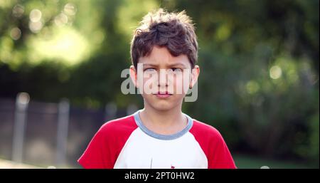 Aufgebrachter Kinderknaben-Ausdruck wird ernst. Porträt eines Kindes, das seine Gefühle verändert und wütend und aufgebracht wird Stockfoto