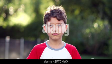 Aufgebrachter Kinderknaben-Ausdruck wird ernst. Porträt eines Kindes, das seine Gefühle verändert und wütend und aufgebracht wird Stockfoto