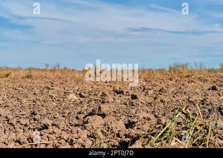 Gepflügte Flächen, Vorbereitung auf die Vorsaat in der landwirtschaftlichen Saison auf dem Boden. Nahaufnahme, Platz für Text Stockfoto