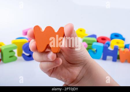 Hand schreiben cube W aus Holz Stockfoto