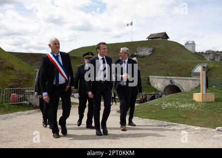 La Cluze Et Mijoux, Frankreich. 27. April 2023. Der französische Präsident Emmanuel Macron besucht das Chateau de Joux anlässlich einer Feier anlässlich des 175. Jahrestags der Abschaffung der Sklaverei in Frankreich, in La Cluze-et-Mijoux, nahe Besancon, Ostfrankreich, am 27. April. 2023. Macron besuchte das Chateau de Joux, um den 220. Todestag des französisch-haitianischen Generals Toussaint Louverture an dem Ort zu würdigen, an dem er bis zu seinem Tod inhaftiert war. Foto: Raphael Lafargue/ABACAPRESS.COM Kredit: Abaca Press/Alamy Live News Stockfoto