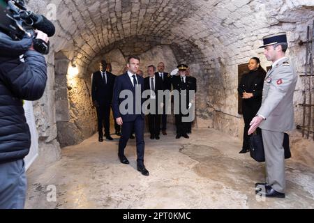 Der französische Präsident Emmanuel Macron würdigt vor einer Statue von Toussaint Louverture, dem Führer der haitianischen Unabhängigkeitsbewegung, bevor er das Chateau de Joux anlässlich einer Zeremonie anlässlich des 175. Jahrestages der Abschaffung der Sklaverei in Frankreich, in La Cluze-et-Mijoux, nahe Besancon, Ostfrankreich, am 27. April besucht; 2023. Macron besuchte das Chateau de Joux, um den 220. Todestag des französisch-haitianischen Generals Toussaint Louverture an dem Ort zu würdigen, an dem er bis zu seinem Tod inhaftiert war. Foto: Raphael Lafargue/ABACAPRESS.COM Stockfoto