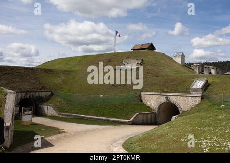La Cluze Et Mijoux, Frankreich. 27. April 2023. Die Burg als französischer Präsident besucht das Chateau de Joux anlässlich einer Feier anlässlich des 175. Jahrestags der Abschaffung der Sklaverei in Frankreich, in La Cluze-et-Mijoux, nahe Besancon, Ostfrankreich, am 27. April; 2023. Macron besuchte das Chateau de Joux, um den 220. Todestag des französisch-haitianischen Generals Toussaint Louverture an dem Ort zu würdigen, an dem er bis zu seinem Tod inhaftiert war. Foto: Raphael Lafargue/ABACAPRESS.COM Kredit: Abaca Press/Alamy Live News Stockfoto